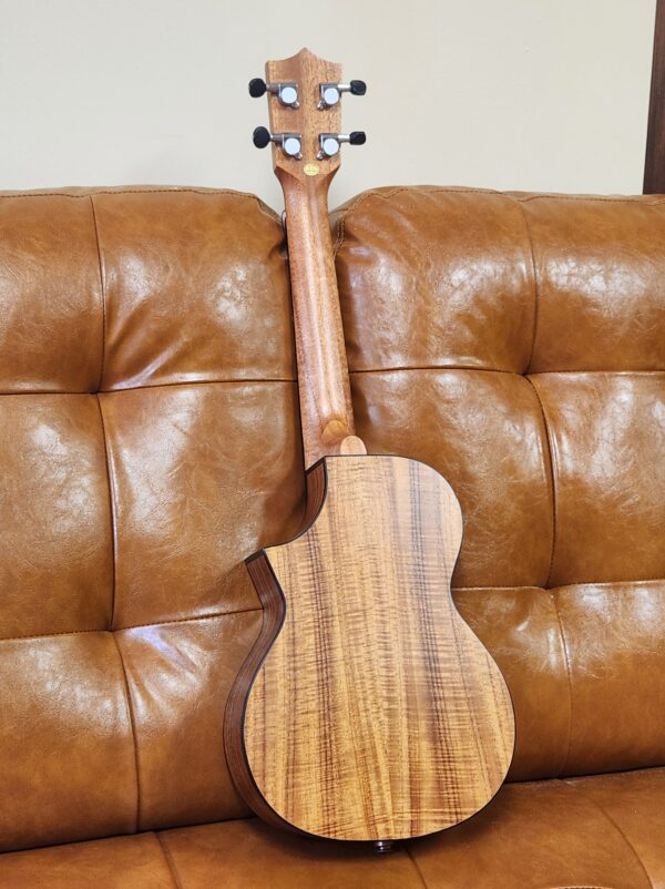 Twisted Wood Switchback Concert w/pickup Ukulele - Image 2