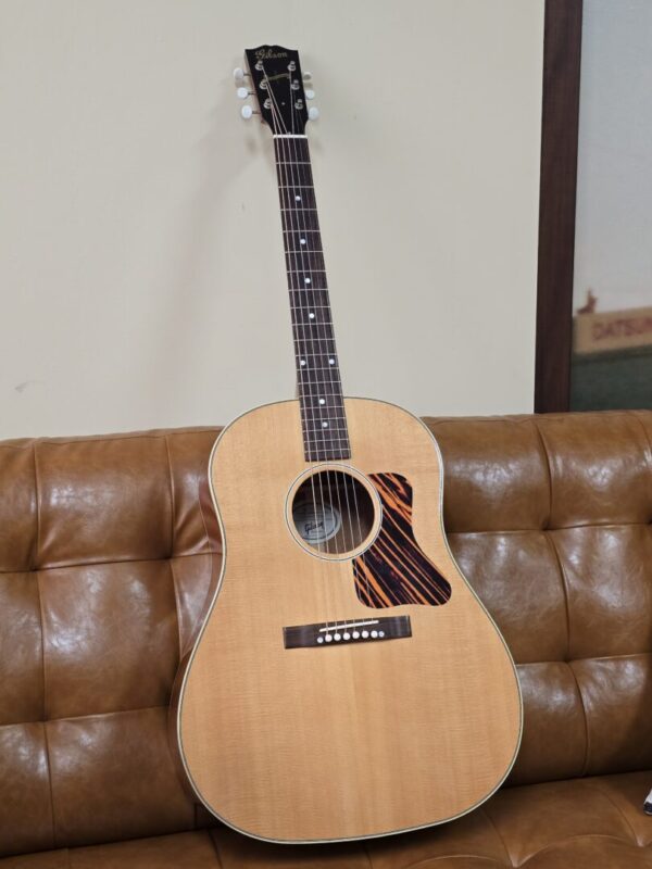 Used Gibson J-35 w/case